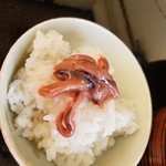 創作割烹 潮乃美 - 自家製の塩辛をオンザライス。