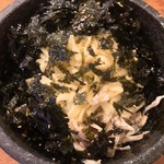 天蜜 - 石焼チーズビビンバの海苔をめくるとチーズたくさん♪