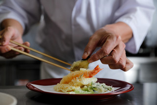 Rakuu - お好みの食材を天麩羅で揚げたて　コンディメントも豊富にそろっています　