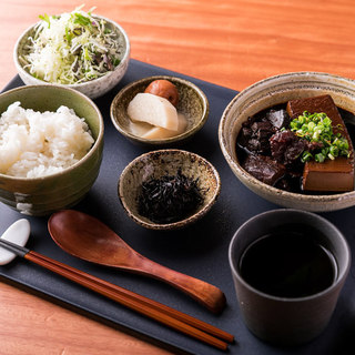 夜も定食を提供しています！