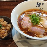 麺や 維新 - 醤油らぁ麺と鶏炊込みご飯