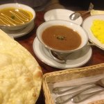 シンガ・プーラ - ターメリックライスもあります。