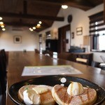 Ｍｅｌｌｏｗｓ - 軽食にもなるふんわりホットケーキ