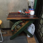 ユーサン - 喫煙所。テーブルは店長の手づくり。