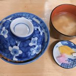 安田屋 - わらじカツ丼(２枚) 900円
味噌汁とお新香付