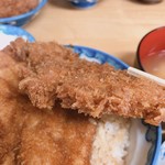 安田屋 - カツが大き過ぎて持ち上げるのに大変でした笑