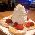 エッグスンシングス - パンケーキ
            ストロベリー、ホイップクリームとマカダミアナッツ 1,180円