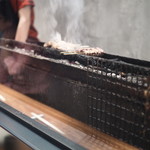 オオクサ - カウンターで焼きを眺める