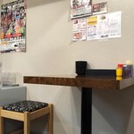 しじみラーメン Shi43屋 - 2人掛けテーブル席