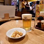 Hongou Dainingu Ando Ba- Kigaru - [手前]お通し@300円│神泡のザ・プレミアム・モルツ生ビール@430円