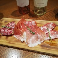 ケンゾーエステイトワイナリー 大阪 - 生ハムとサラミの盛り合わせ ケンゾーエステイトワイナリー 大阪 - 生ハムとサラミの盛り合わせ