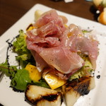 シエル ブルー - プロシュート生ハムと果実のサラダ