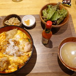 焼鳥とワイン カッシーワ - トマトチーズ親子丼