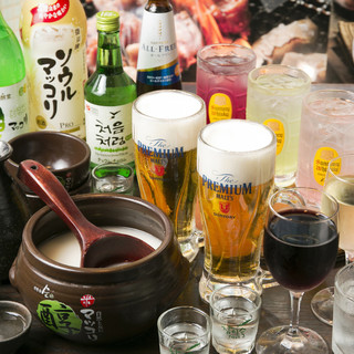 All-you-can-drink alcohol and soft drinks are available at reasonable prices.