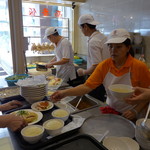 Nam Heong Chicken Rice - 店頭調理は、中華系食堂のお約束。