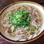 王丸の駅 - 「温かいそば」（850円）。うどん・そばを頼めば自動的にトッピング食べ放題システムです。