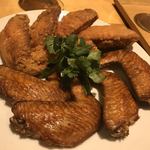 一碗水 - 蝦醬鶏翅、米燻鶏翅(海老味噌の唐揚げ、燻製醤油の唐揚げ)