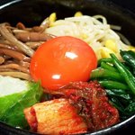 Yakiniku Nabe Horumonya Tenya Wanya - 【石焼きビビンバ】焼肉に行けば食べたくなる♪ピリ辛い味付けと熱々おこげごはんがたまらないっ！こだわりの玉子で超まろやかに