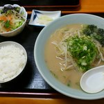 まるなか - ラーメン定食５５０円（小ライス・サラダ付き）