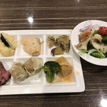 レストラン ラ･ベランダ - ランチビュッフェ２４００円。天ぷら、サーモンクリーム煮、チキンの香草パン粉焼き、ローストビーフ、しゅうまい、ロールキャベツ、サラダ＆あこう鯛のソテー。美味しくいただきました(^｡^)