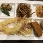 レストラン ラ･ベランダ - ランチビュッフェ２４００円。焼きそば、カレーパスタ、キャベツメンチ、麻婆豆腐など。美味しくいただきました(^｡^)