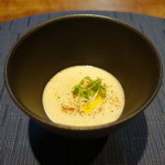 ル クーリュズ - 菊芋のスープ：たまりのパウダー、菜の花、オリーブオイル