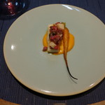 ル クーリュズ - 天然ひらめ：知多牛とうがらし(ユッケの部位)の落花生、カボチャソース、70度で3時間調理した人参(自家菜園の人参を間引きしたもの)