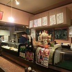 新鮮家 - カウンターでは手際のよい御主人の姿！