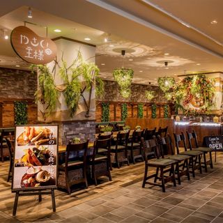 緑が彩りを添える上質なモダン空間