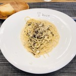 イタリア食堂 hico - フォカッチャとmixきのこのラグークリームパスタ