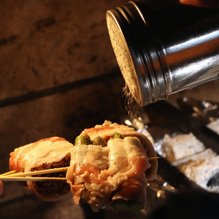 炭火でこんがり焼き上げる野菜巻き串に舌鼓！肉の旨味も溢れ出す