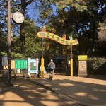 Nigou Baiten Oguma - 動物園が楽しみで小走りする爺さん