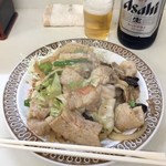 ますだや - 肉炒め単品500円、瓶ビール550円