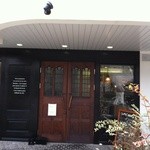 コカブ フレンチ - 白い壁のオシャレな外観