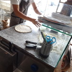 ソローノ - 店内に入るとまずピッツァの調理場と白い薪窯が！