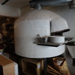 ソローノ - 店内に入るとまずピッツァの調理場と白い薪窯 が！
