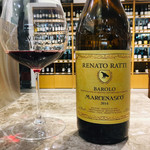 エノテカ  - エレガントでフラワリーかつ厚みのある香りを備え、ラ・モッラ村のエレガンスを体現している、気高く寛大なバローロ