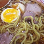 醤油屋本店 - アップ (煮卵を割って)