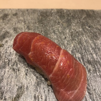上野 榮 - おためしコース９０００円。づけ。塩釜産本マグロの赤身を使っていると説明がありました。マグロの旨味が口いっぱいに広がって、私の人生最高の美味しさでした（╹◡╹）（╹◡╹）（╹◡╹）