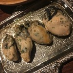 クサワケ - 牡蠣のガーリックオイル漬け。沖縄の牡蠣が美味しいことに驚きました。