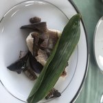 あしぇっと八ヶ岳 - 魚は八ヶ岳のではないけど、お庭の笹で蒸してかおり良く　　きのこはムラサキシメジ　かおりだかい　　ソースはパセリやバジルが