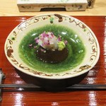 鮨旬美西川 - ひらめのお造り：昆布醤油と山葵と共に 盛り付けられた平目は、旨味のある ぷりぷりしこしこの食感が嬉しい 幸せな気分になれますョ！　青紫蘇の紫の花が散りばめられた美しい一品です。　　　　　2019.11.02