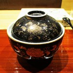 鮨旬美西川 - いくらと白甘鯛の旬のミニ丼：白味噌と甘酒で漬け込んだ 白甘鯛を焼いて、いくらをこぼした ミニ丼ぶりです。 赤紫蘇の新芽と、芽葱、山葵がトッピングされています。　　　　　2019.11.02