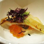 鮨旬美西川 - いくらと白甘鯛の旬のミニ丼：白味噌と甘酒で漬け込んだ 白甘鯛を焼いて、いくらをこぼした ミニ丼ぶりです。 赤紫蘇の新芽と、芽葱、山葵がトッピングされています。　　　　　2019.11.02