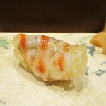 鮨旬美西川 - 三河一色の特大車海老（握り）：茶釜で加熱して余熱で蒸らした車海老と、茶釜で十数秒加熱してすぐに、氷水で〆た車海老 の食べ比べ。 しこッとした食感と、トロっとした食感のそれぞれが美味しいですネ！　　　　　2019.11.02
