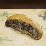 鮨旬美西川 - 鰆のタタキ（握り）：鰆を叩いてから、藁でいぶしてあるそうで、脂のよくのった 鰆がくちの中で蕩けます。 燻製の様な良い香りがします。　　　　　2019.11.02