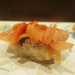鮨旬美西川 - 赤貝（握り）：赤貝に細かく包丁を入れて、花が咲いたようにもみえます。 ひもと対で握ってありシコシコとした食感がイイですネ！ 　　　　　2019.11.02