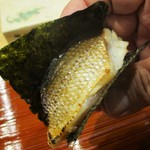 鮨旬美西川 - カマスの炙りの海苔巻き：大将からカウンター越しに手渡しされ、脂がよくのったカマスが蕩けます。　　　　　2019.11.02