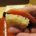 鮨旬美西川 - 大トロの漬け（握り）：北海道戸井産の大トロの漬けです。 暖かなシャリで握ってあり、トロの脂分と旨味がくちの中いっぱいに広がります。 うぅ～ん！ 旨ぁ～イ！　ネタの下に 焼き海苔が使われています。　　　　　　2019.11.02