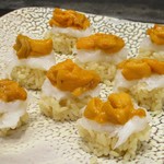 鮨旬美西川 - 烏賊と雲丹の海苔巻き：烏賊を鹿の子に包丁を入れて、イカ団子を作る様に細かく身をそいでいき蕩ける烏賊になっています。 その上には、タップリの雲丹がのり、イカそうめんが綺麗に覆っています。 烏賊と雲丹のハーモニーが素晴らしいですネ！　　　　　2019.11.02